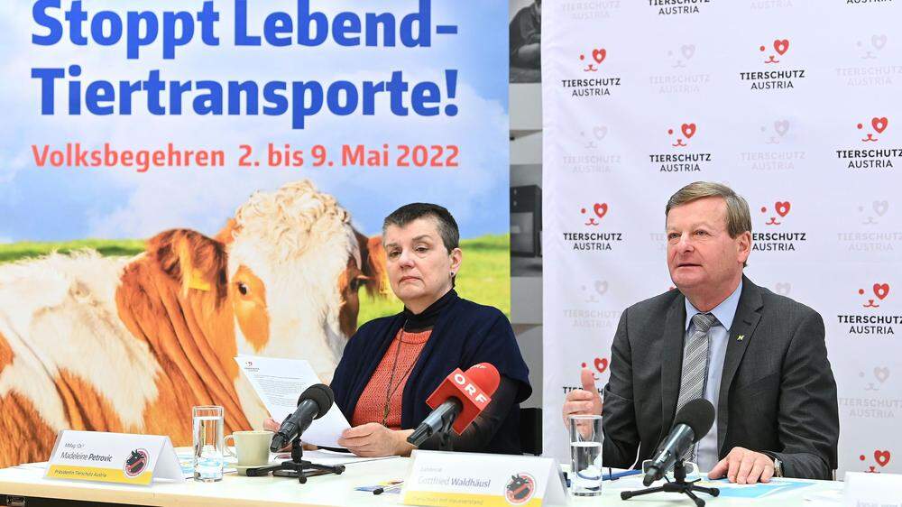  Tierschutz-Austria-Präsidentin Madeleine Petrovic und Niederösterreichs Landesrat Gottfried Waldhäusl stehen hinter dem Tiertransport-Begehren