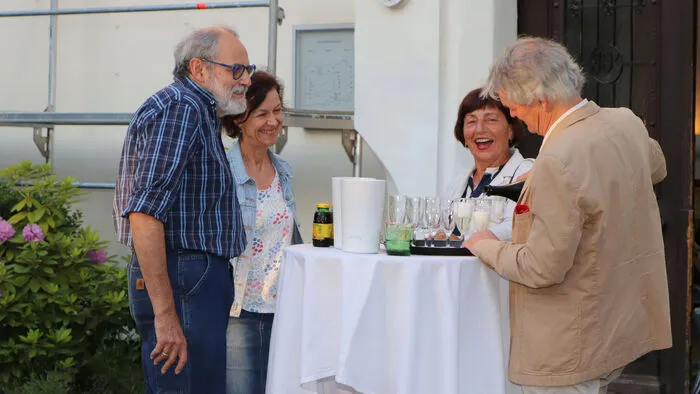 Für die Festivalbesucher gab es einen Begrüßungsgetränk von Eckart Senitza (Kassier) und Hanni Gerretsen-Sonvilla (Obfrau) vom "kultur-forum-amthof".