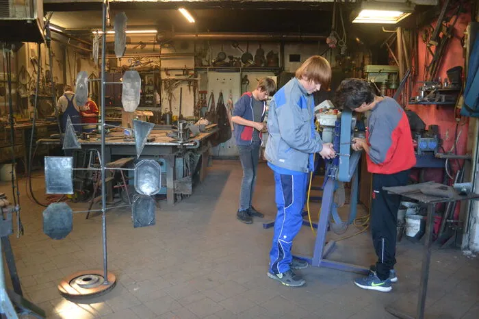 Im Rahmen des Projektes „Feuer, Wasser, Metall – Mann kann“, das von der Initiative „Xund und du“ des Vereins Logo und der Caritas Schulsozialarbeit unterstützt wird, fand in der Dorfschmiede der geschlechterspezifische Workshop für die elf Burschen der 4sv statt, während die Mädchen parallel den Workshop „Weil ich ein Mädchen bin“ besuchten.