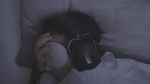 ME/CFS zählt zu den post-akuten Infektionssyndromen (PAIS). In den schwersten Fällen sind die Patientinnen und Patienten ans Bett gebunden und können ihren Alltag nicht mehr alleine bewältigen.