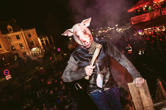 Mit Kettenrasseln, Glockenläuten und unheimlichen Masken versetzten die Mitwirkenden die Besucher in Angst und Schrecken. 