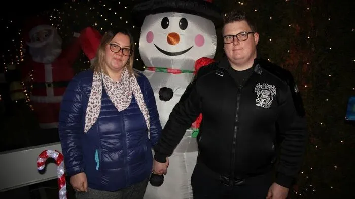 Annabell und Stefan Wiesenhofer aus Pöllau haben ihr Haus und ihren Garten mit 60.000 Lichtern und 50 Figuren weihnachtlich geschmückt.