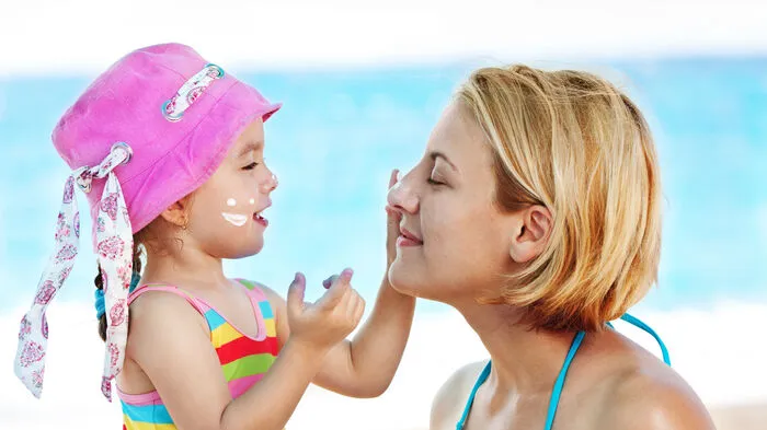 Sonnenschutz (Kinder). Kinder sollten zusätzlich zu Hemd, Hose und Hut (3H-Regel) durch Sonnencreme geschützt werden. Sonnenbrände in der Kindheit lassen das Risiko für Hautkrebs massiv steigen! (Glauben Sie diese Mythen zum Sonnenschutz nicht!)
