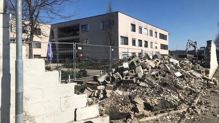 Ein Bagger rückte vor dem "Haus Harbach" an. Hier erfolgte der Durchbruch der Mauer.