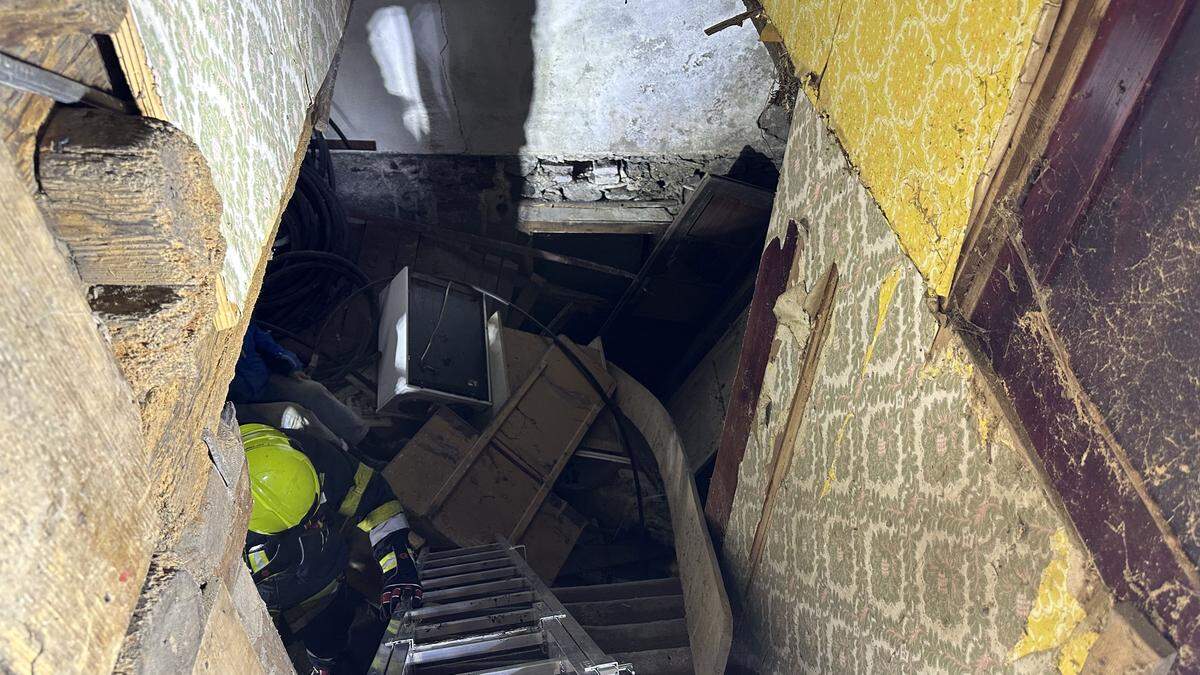 Aus diesem Keller wurde der Mann befreit, rechts in dunkelbraun sind noch die Leisten des eingestürzten Bodens erkennbar