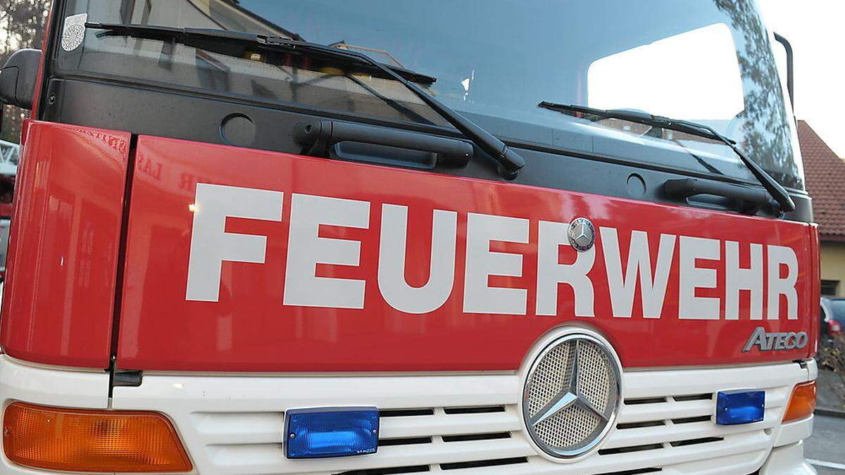 Feuerwehrmänner brachen Tür auf