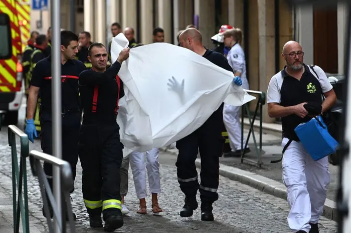 Todesopfer war dem französischen Präsidenten Emmanuel Macron zufolge zunächst nichts bekannt. Er sprach von einem "Angriff". Er könne derzeit keine genaueren Angaben machen, aber "heute, bisher, gibt es kein Opfer". Er sei in Gedanken bei den Verletzten und ihren Familien, sagte er zu Beginn eines Live-Interviews mit dem YouTuber J-2 zur Europawahl.