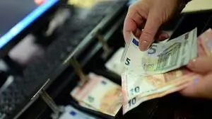 ABD0050_20150313 - WIEN - ÖSTERREICH: THEMENBILD - Geldscheine werden in eine Registrierkasse gelegt. Eine Registrierkassenpflicht für Bargeldgeschäfte soll helfen, Steuerbetrug zu bekämpfen. Illustration zum Thema Steuerreform, die von der Regierung am Freitag, 13. März 2015 im Detail präsentiert wird. - FOTO: APA/ROLAND SCHLAGER