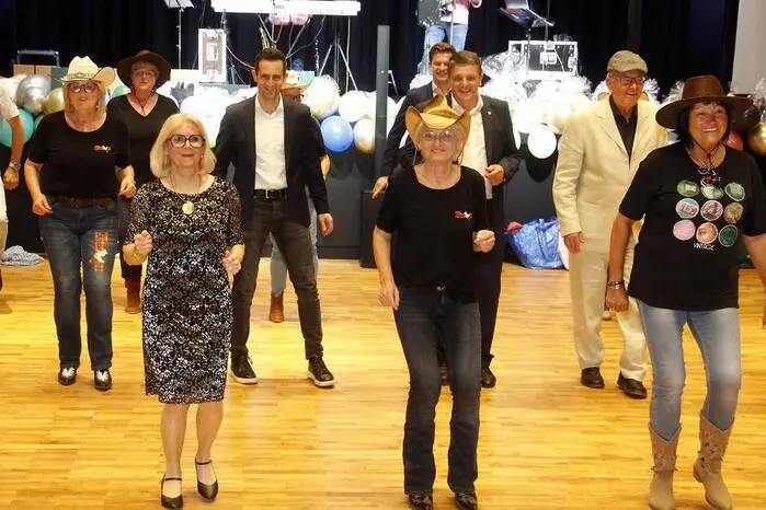 Gastauftritt der „Line-Dancer“ Flintstones mit Landtagsabgeordneten Lukas Schnitzer, Regierungskommissär Franz Jost, Seniorenbund-Obmann Heinrich und JVP-Stadtobmann Moritz Jost