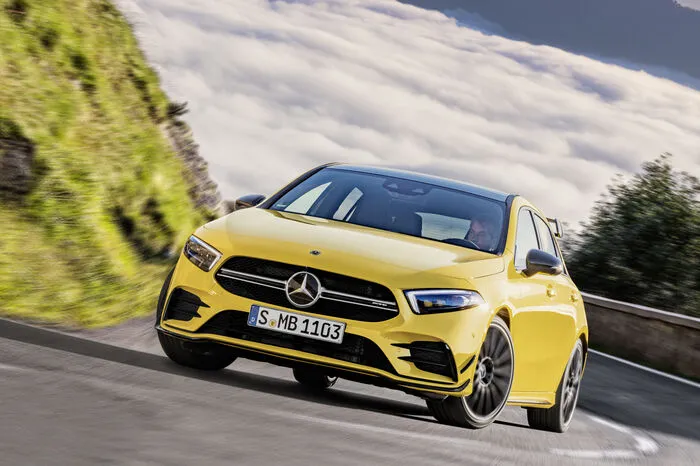 Optische Erkennungszeichen des Hot Hatch an der Front sind der Kühlergrill mit Doppellamelle, die Frontschürze mit Flics an den Lufteinlässen, einem Frontsplitter und Zierlemente in Silberchrom auf den Lamellen in den äußeren Lufteinlässen.