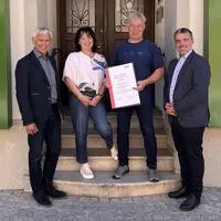Der Regionalstellenobmann der Wirtschaftskammer Ennstal/Salzkammergut, Egon Hierzegger, und Geschäftsführer Christian Hollinger überreichten die Auszeichnung