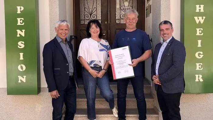Der Regionalstellenobmann der Wirtschaftskammer Ennstal/Salzkammergut, Egon Hierzegger, und Geschäftsführer Christian Hollinger überreichten die Auszeichnung