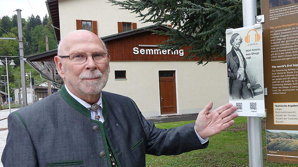 Bürgermeister Horst Schröttner präsentiert die neuen QR-Code-Tafeln am Bahnwanderweg