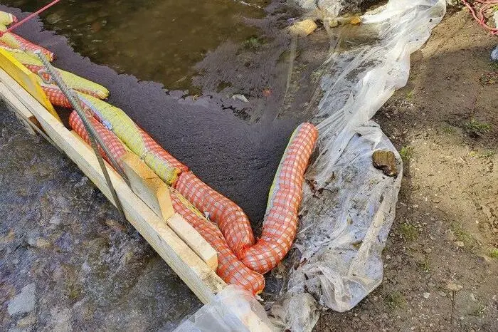 In einem Weizer Industriebetrieb waren in Folge eines Unfalls 60 Liter Altöl ausgetreten.