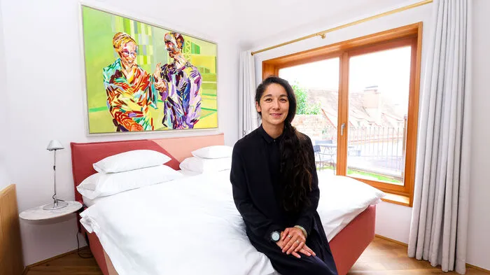 Ein "Goldstück" in der Innenstadt ist das Kai 36 - außen ließ Hausherr Helmut Marko ein Altstadthaus hui sanieren, im Innenhof gibt es moderne Linienführungen aus der Feder von Architektin Nicole Lam, die Garten und Zimmer den Schloßberg hinauf terrassieren. Hoteldirektorin Verena Lam (im Bild), die Schwester der Planerin, öffnet uns das Poolhaus, das uns besonders interessiert hat.