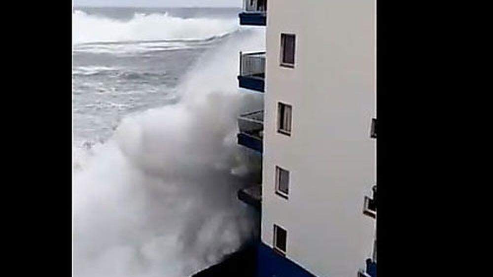 Eine Welle reißt Balkone mit sich
