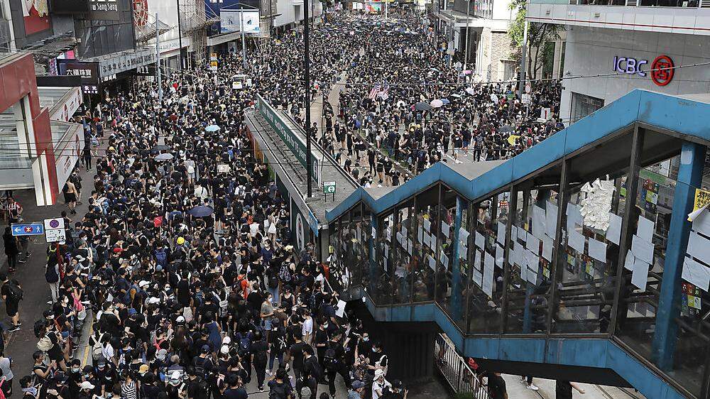 Tausende Bewohner Hongkongs demonstrieren gegen die von Peking eingesetzte Regierung
