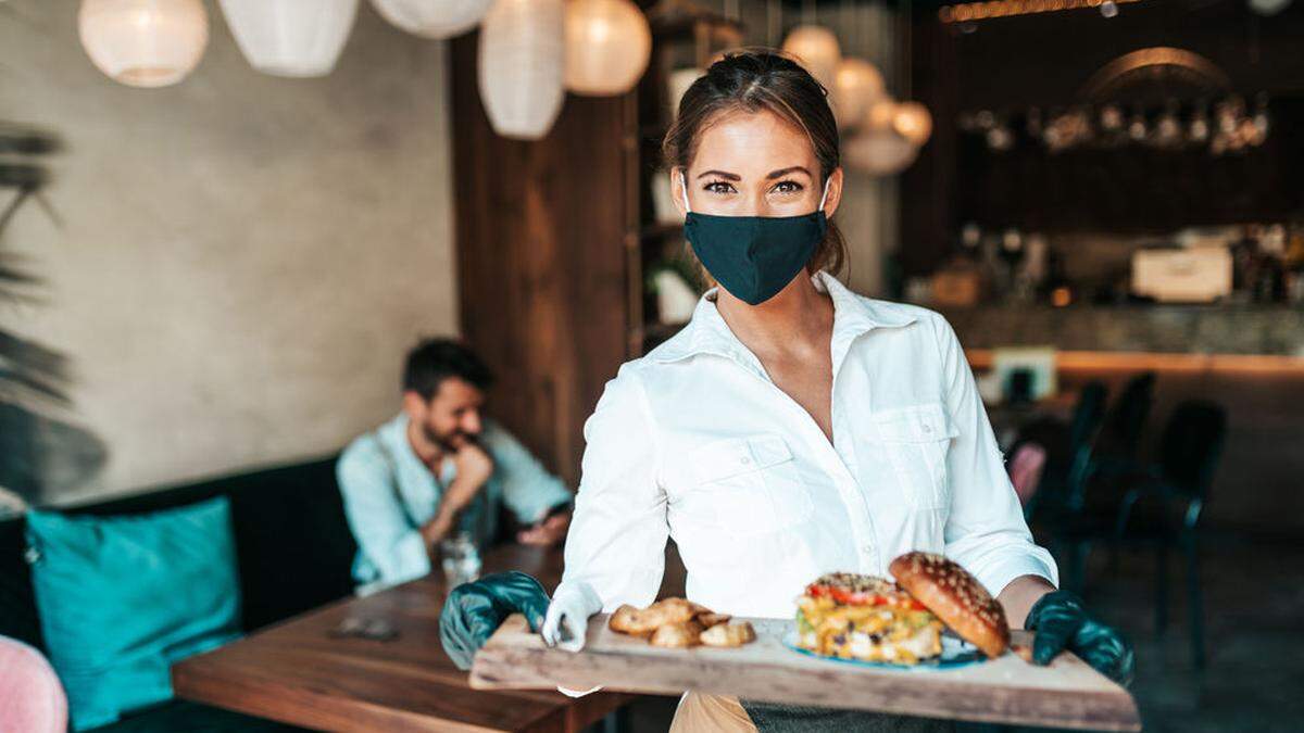 Sujet: Hilfskräfte werden derzeit in der Gastronomie händeringend gesucht. 