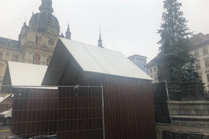 Auch die Christkindlstände am Hauptplatz werden schon aufgebaut