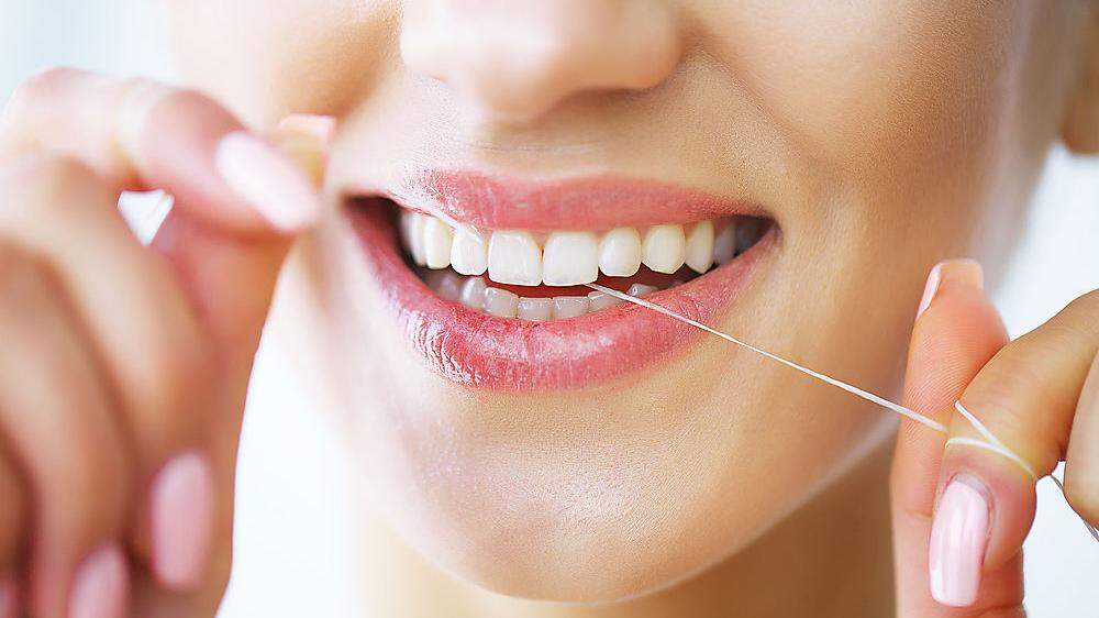 Ist Zahnseide nun toll für die Zähne oder birgt sie auch Risiken?