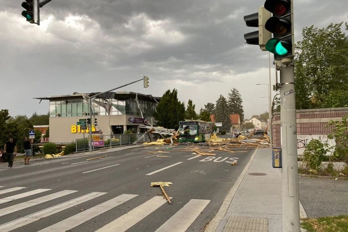 ... auf der Buslinie musste vorübergehend der Betrieb eingestellt werden, Verletzte gab es zum Glück keine.