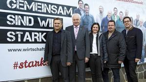 Herbert Spitzer, Horst Himler, Petra Brandweiner-Schrott, Christian Sommerbauer und Florian Ferl vor einem Wertschätzungsplakat (v.l.)