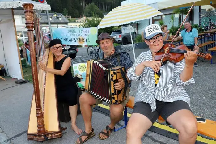 Die „Weingarten Musi“ auf, am Foto von links Anna Wedenig (Harfe) Michael Wedenig (Steirische Harmonika) und Johanna Blasge (Geige) spielten bei der Kleinkunstinsel.