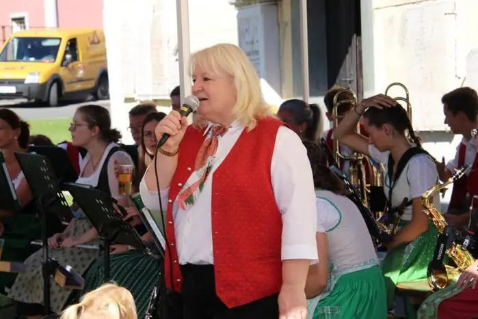 Im Anschluss an den Gottesdienst wurde zum Pfarrfest auf den Kirchplatz geladen, wo der Musikverein Kainachtal unter Obfrau Edith Marcher und Kapellmeister Peter Wipfler mit fröhlichen Weisen für beste Stimmung sorgte.