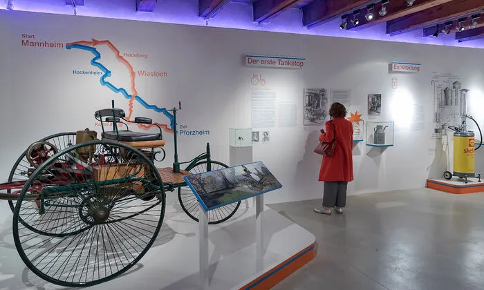 Ausstellungsansicht mit dem Benz-Patent-Motorwagen 1