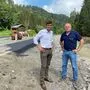 Straßenbaureferent Martin Gruber und Straßenbauamtsleiter Hubert Amlacher: Die B98 ist bald wieder einspurig befahrbar