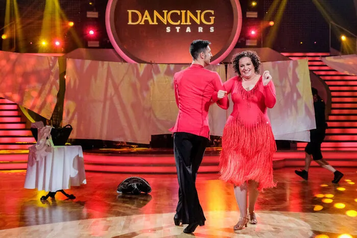 1. Runde: Riem Higazi und Dimitar Stefanin brachten in ihrem Salsa wieder jede Menge Leidenschaft auf das Parkett. Getanzt wurde zu "Los Lobos - La Bamba". Karina Sarkissova: "Sie tanzen sich in die Herzen der Zuseher." Dafür gab es 36 Punkte.