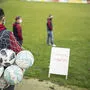 Fußballer beim ersten vorsichtigen Sondieren ihrer Sportanlage