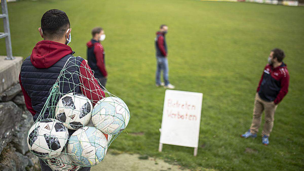 Fußballer beim ersten vorsichtigen Sondieren ihrer Sportanlage