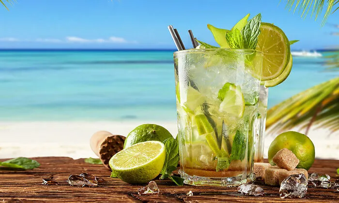 Auch so kann Brasilien: Der "Nationaldrink" Caipirinha vor dem traumhaften Hintergrund wilder Strände