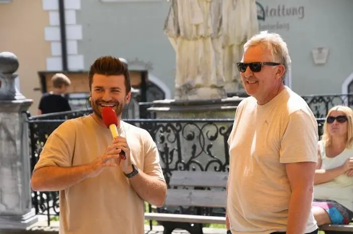 Bürgermeister Thomas Kalcher und Dietmar Wieland gaben Einblicke in das reichhaltige Angebot für die Besucher beim Gasseln, das im Laufe der Radiosendung begann.