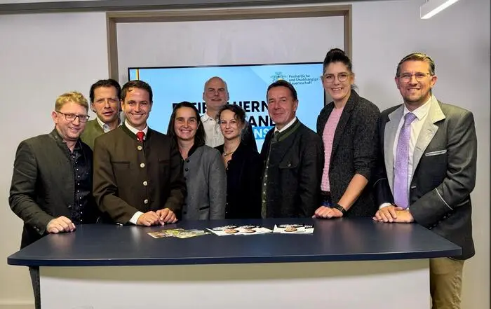 Der freiheitliche Spitzenkandidat Roman Linder (3. von links) mit Landesparteiobmann Erwin Angerer (3. von recht) und dem Team für die Landwirtschaftskammerwahl 2026