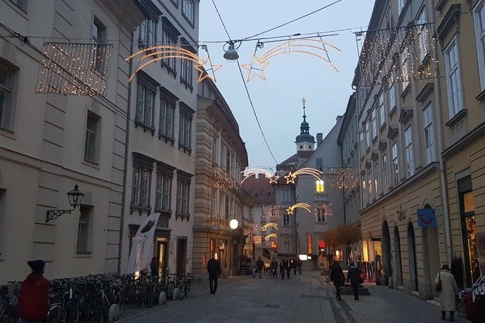 Zahlreiche Grazer Straßen sind mit Weihnachtsbeleuchtung geschmückt: die Sporgasse, . . .