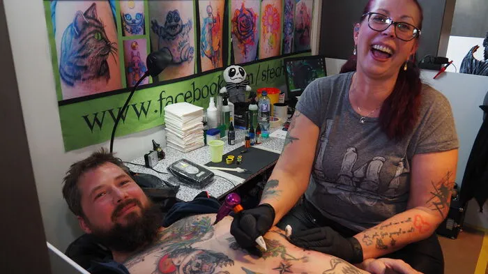 In der Klagenfurter Schleppe Kurve wird bei der 11. Tattoo Convention seit Samstag zehn Uhr tätowiert, gepierct und bei Live-Rockmusik gefeiert. Auch der Sonntag steht ganz im Zeichen der internationalen Tätowierermesse. Heuer sind 22 Tätowierer aus der ganzen Welt dabei, erstmals auch ein Russe. Im Tattoomuseum sieht man die Geschichte der Tätowiergeräte.