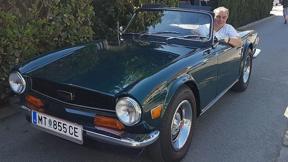 Freund historischer Fahrzeuge: Organisator Josef Kriebernegg pilotiert im Bild einen Triumph tr6, Baujahr 1971