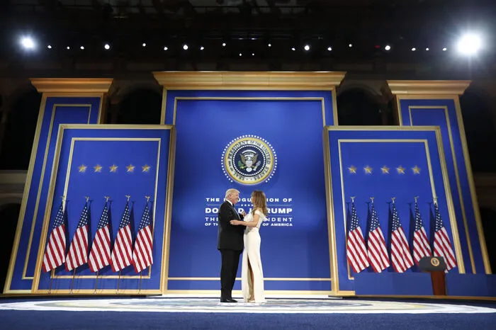 Melania kam in einem hell cremefarbenen schulterfreien hochgeschlitzten Kleid. "Nun, wir haben es geschafft", sagte der 70-jährige Trump, bevor er seine 24 Jahre jüngere Frau aufs Parkett führte.