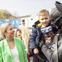 Oma und Opa als Superhelden? Familienministerin Susanne Raab will helfen