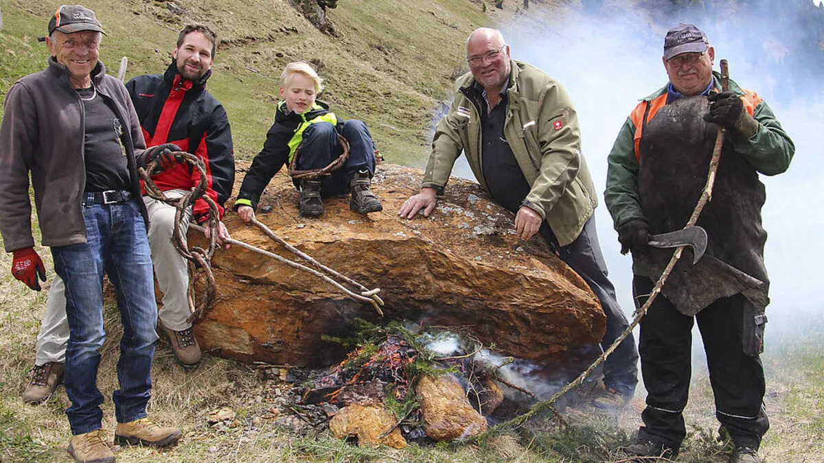 Johann Kreuzer, Zaungäste und Würstelbräter Marcel sowie Vincent Trein, Franz Gruber und Johann Gratzl (von links)   