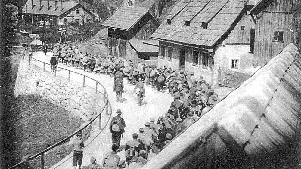 Der Todesmarsch führte 1945 quer durch die Steiermark. Dieses Bild wurde in Hieflau heimich aus einer Dachluke gemacht