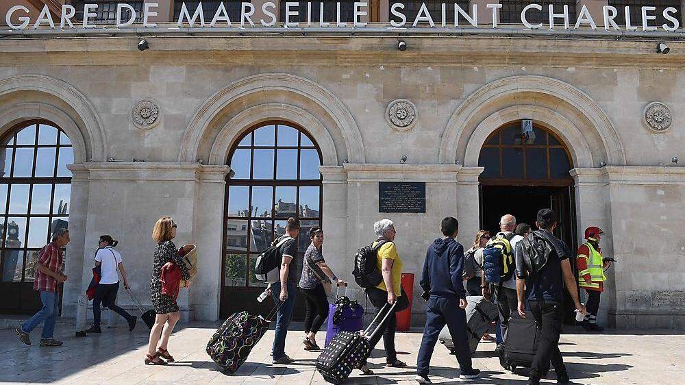 Reisende vor dem gesperrten Bahnhof von Marseille