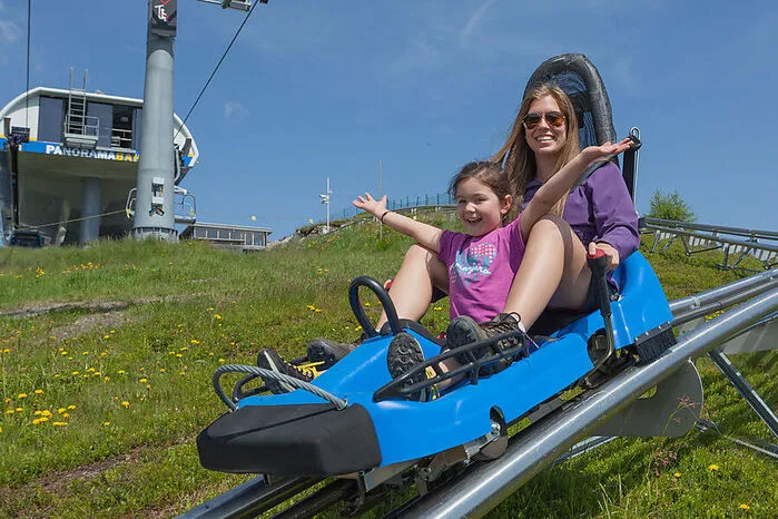 Die Rodelbahn „Nocky Flitzer“ ist im Sommer und im Winter in Betrieb. In dieser Saison kann man bis 8. September noch täglich von 10 bis 17 Uhr talwärts flitzen, bis 26. Oktober von 10 bis 16 Uhr. Die Bahn führt von der Panorama-Bergstation 1,6 Kilometer durch den Zirbenwald. www.turracherhoehe.at