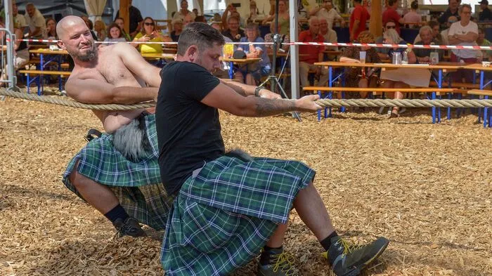 Am zweiten Gackerntag auf der Loretowiese in St. Andrä standen die Highlander-Wettkämpfe auf dem Programm. Zunächst waren die Kleinsten an der Reihe, danach traten das Damenteam „Delulu Chicks“ und sechs Herrenmannschaften gegeneinander an: „Carinthian Berserkers“, „Beerserkers“, „Aungsengte Sau by Edelbrennerei Jantschgi“, „Vier für Bier“, „Klagenfurter Jungs“ und „Mc Fricos“.