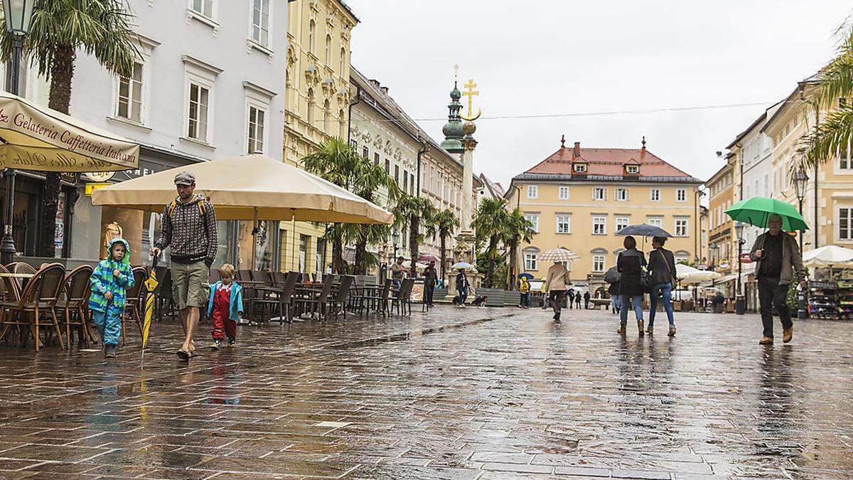 Ohne Regenschirm geht am Dienstag in Klagenfurt nichts