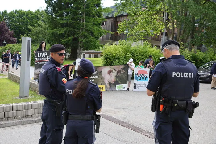 Tierschützer nutzten den Landesparteitag, um auf die Vollspaltenböden-Haltung bei Schweinen aufmerksam zu machen.
