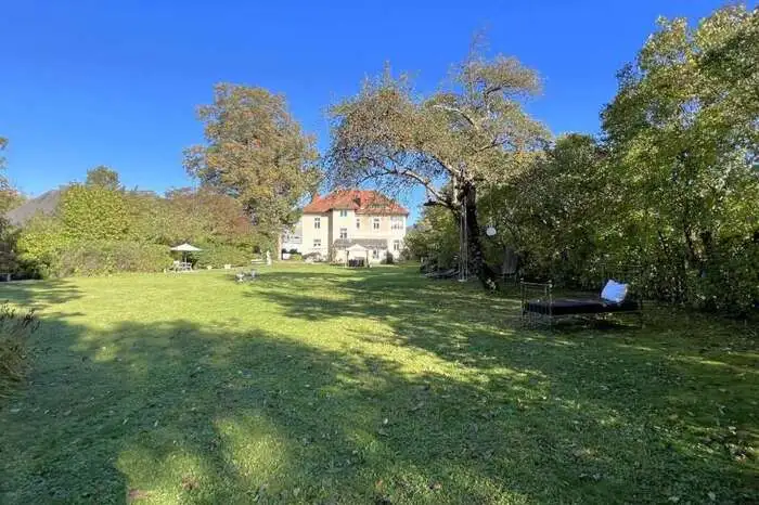 Nun werden neue Besitzer für das Grundstück mit der großzügigen Gartenanlage gesucht.