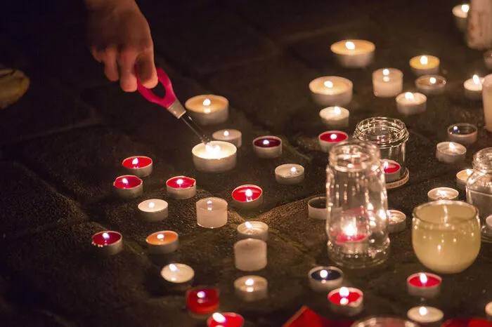 Bereits gestern hatten Menschen Kerzen am Ort des Anschlags hinterlassen.